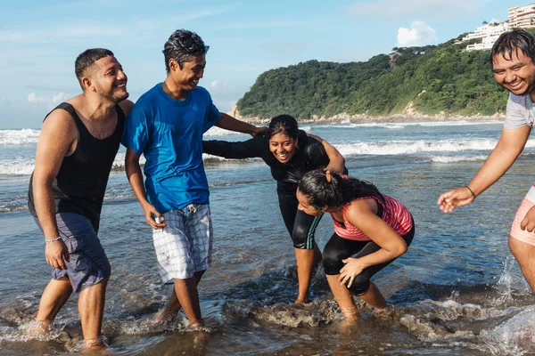 Szczęśliwi Latynoscy Przyjaciele Nastolatkowie Plaży Biegają Skaczą Pacyfiku Acapulco Meksyk — Zdjęcie stockowe