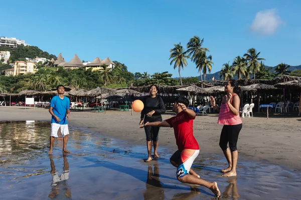 Счастливые Латинские Друзья Подростки Пляже Играют Волейбол Тихом Океане Акапулько — стоковое фото