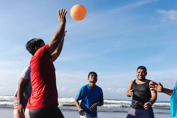 幸せなラテンの友人ティーンエイジャーでビーチでバレーボールをプレイ太平洋でアカプルコメキシコラテンアメリカ ヒスパニック系の人々 — ストック写真