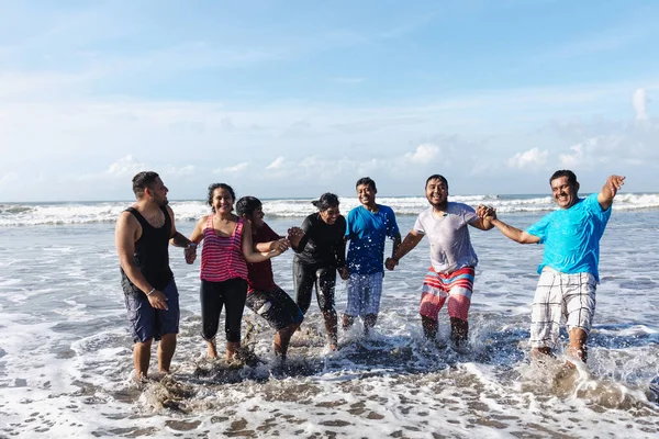 Счастливые Латинские Друзья Подростки Пляжной Вечеринке Бегут Прыгают Тихий Океан — стоковое фото