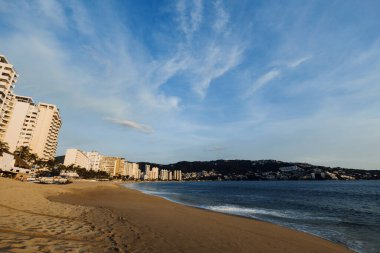 Meksika manzarası Acapulco 'da Pasifik Okyanusu üzerinde Latin Amerika plajı