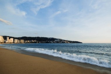 Meksika manzarası Acapulco 'da Pasifik Okyanusu üzerinde Latin Amerika plajı