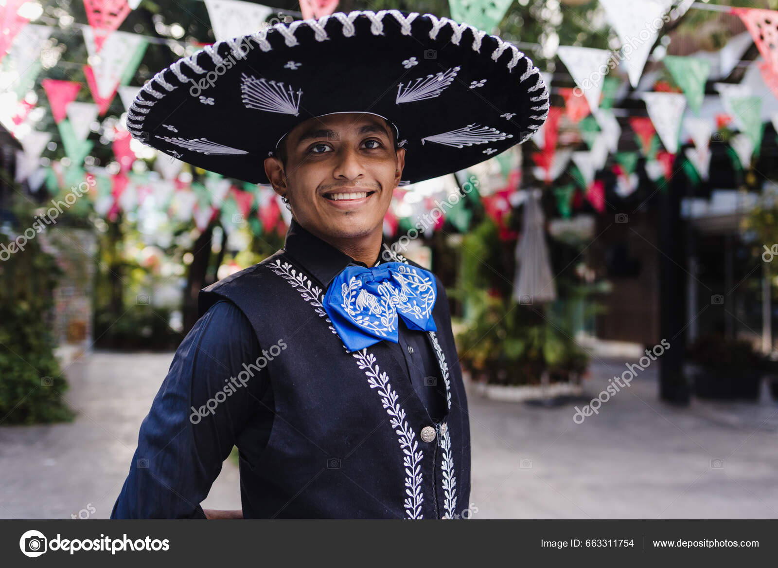 Hombre Latino Vestido Como Mariachi Tradicional Mexicano Desfile Festival  Cultural: fotografía de stock © marcoscastillo #663311754 | Depositphotos