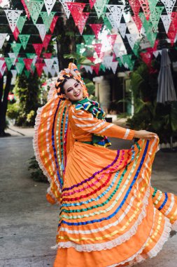 Geleneksel Meksika elbisesi giyen Latin kadın dansçı. Guadalajara Jalisco Meksika Latin Amerika 'dan. Bağımsızlık gününde genç İspanyol kadın.