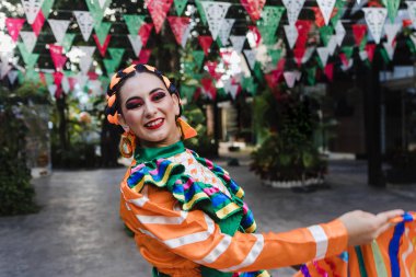 Geleneksel Meksika elbisesi giyen Latin kadın dansçı. Guadalajara Jalisco Meksika Latin Amerika 'dan. Bağımsızlık gününde genç İspanyol kadın.