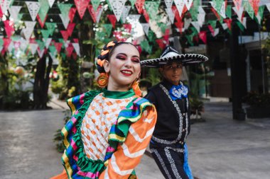 Guadalajara Jalisco Meksika Latin Amerika 'dan geleneksel Meksika elbisesi giyen Latin dansçılar, bağımsızlık gününde genç İspanyol kadın ve erkek ya da Cinco de mayonez geçidi ya da kültür festivali
