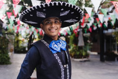 Latin adam Meksika Latin Amerika 'da geleneksel Meksika mariachi' si ya da kültür festivalinde bağımsızlık gününde İspanyol ya da Cinco de mayonez giyer.