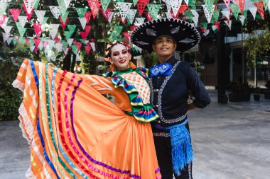 Guadalajara Jalisco Meksika Latin Amerika 'dan geleneksel Meksika elbisesi giyen Latin dansçılar, bağımsızlık gününde genç İspanyol kadın ve erkek ya da Cinco de mayonez geçidi ya da kültür festivali
