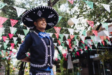 Latin adam Meksika Latin Amerika 'da geleneksel Meksika mariachi' si ya da kültür festivalinde bağımsızlık gününde İspanyol ya da Cinco de mayonez giyer.