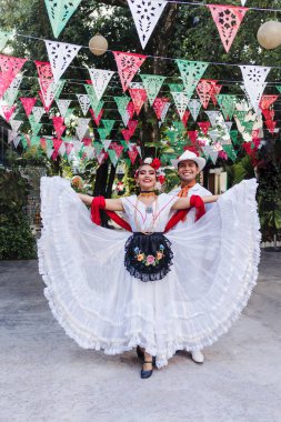 Latin dansçılar Veracruz 'dan geleneksel Meksika elbisesi giyiyorlar Latin Amerika' dan, genç İspanyol kadın ve erkek bağımsızlık gününde ya da Cinco de mayonez geçit töreni ya da kültür festivali