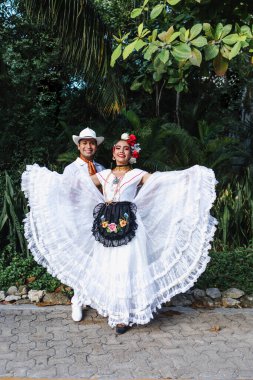 Latin dansçılar Veracruz 'dan geleneksel Meksika elbisesi giyiyorlar Latin Amerika' dan, genç İspanyol kadın ve erkek bağımsızlık gününde ya da Cinco de mayonez geçit töreni ya da kültür festivali