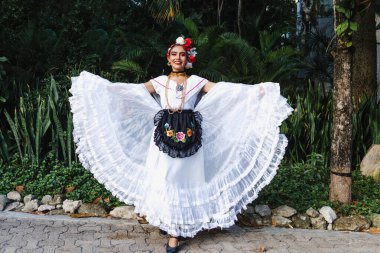 Latin kadın geleneksel Meksika elbisesi giyiyor. Veracruz Meksika Latin Amerika 'dan. Bağımsızlık gününde genç İspanyol kadın.