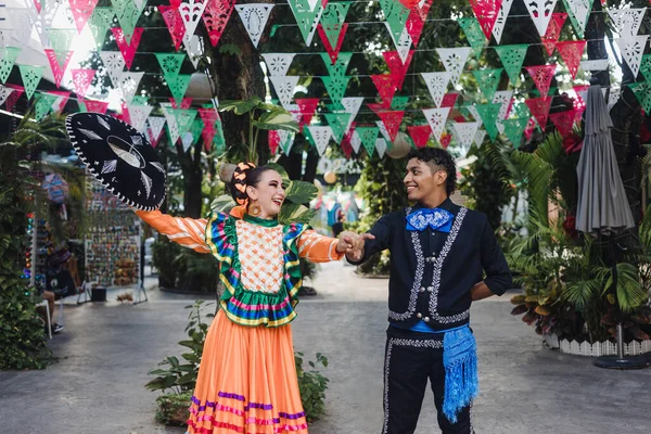 Casal Latino Dançarinos Vestindo Vestido Tradicional Mexicano Guadalajara Jalisco México — Fotografia de Stock