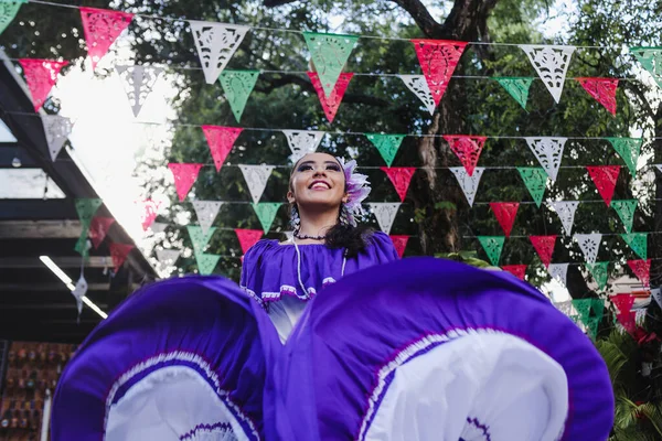 Mujer Latina Con Vestimenta Tradicional Mexicana Bailando Desfile Festival Cultural —  Fotos de Stock
