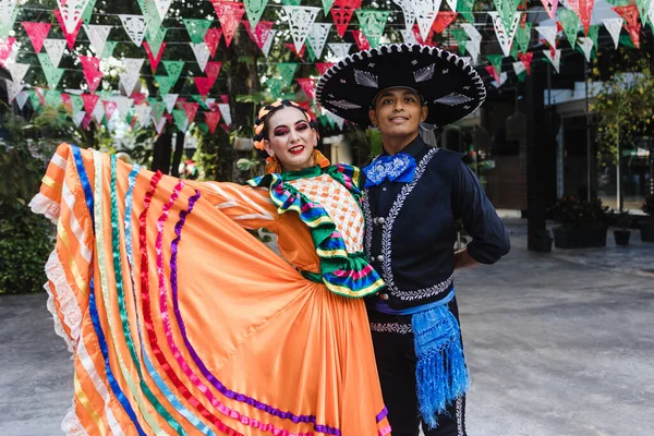 Casal Latino Dançarinos Vestindo Vestido Tradicional Mexicano Guadalajara Jalisco México — Fotografia de Stock