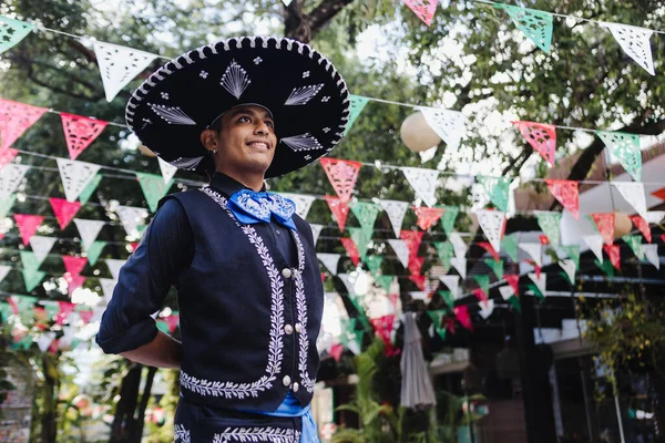 Pria Latin Yang Mengenakan Mariachi Tradisional Meksiko Pada Saat Parade — Stok Foto