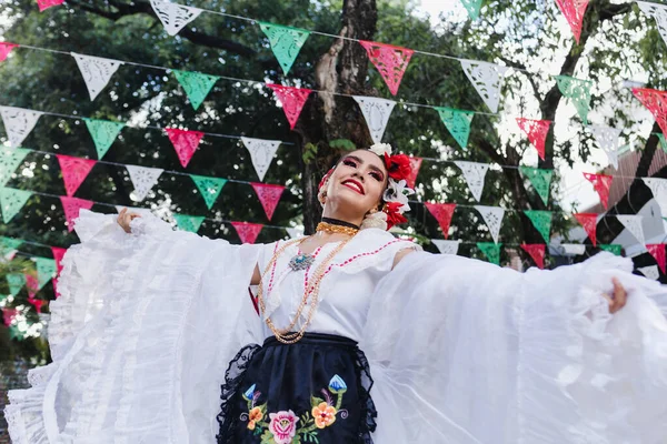 Mujer Latina Vestida Con Vestimenta Tradicional Mexicana Tradicional Veracruz México —  Fotos de Stock