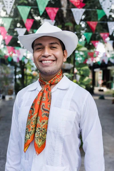 Hombre Latino Vestido Con Costumbre Tradicional Mexicana Llamada Jarocho Tradicional —  Fotos de Stock