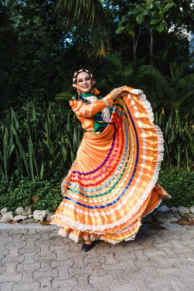 Bailarina Latina Vestida Con Vestimenta Tradicional Mexicana Tradicional Guadalajara Jalisco —  Fotos de Stock