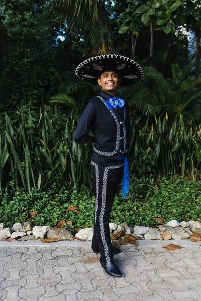 Hombre Latino Vestido Como Mariachi Tradicional Mexicano Desfile Festival Cultural —  Fotos de Stock