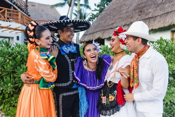 Grupo Dançarinos Mexicanos Vestindo Traje Popular Tradicional Jovens Latino Americanos — Fotografia de Stock