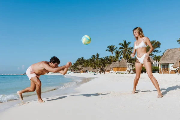 Панічне Молоде Подружжя Грає Волейбол Разом Веселиться Карібовому Пляжі Мексиці — стокове фото