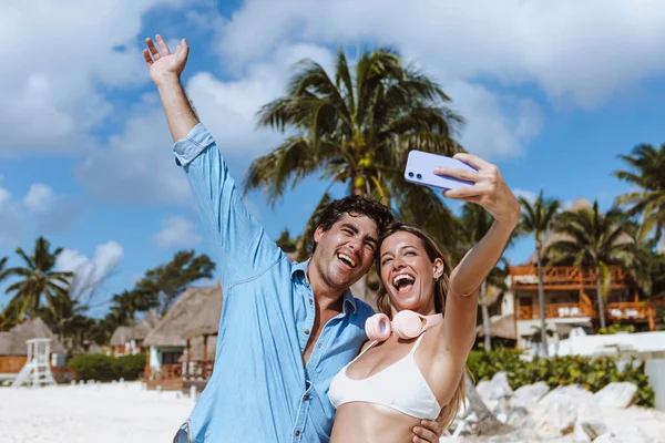 Jovem Casal Hispânico Tirar Foto Selfie Férias Praia Feriados México — Fotografia de Stock