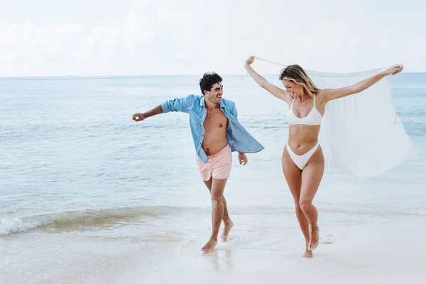 Latynoska Młoda Para Zakochanych Mężczyzn Kobiet Zabawiających Się Karaibskiej Plaży — Zdjęcie stockowe