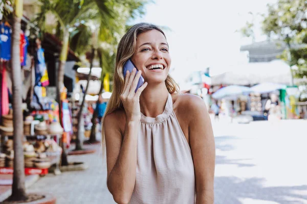 Spaanse Jonge Vrouw Gesprek Met Mobiele Telefoon Vakantie Vakantie Mexico — Stockfoto