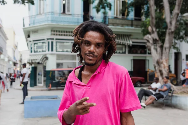 Hombre Afroamericano Con Rastas Camiseta Púrpura América Latina Rastafari Rastamán —  Fotos de Stock