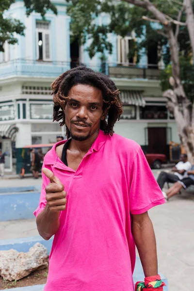 Afroamerikanischer Mann Mit Dreadlocks Und Lila Shirt Lateinamerika Rastafarische Oder — Stockfoto
