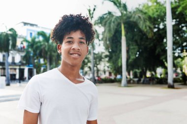 Latin Amerika 'da, Karayipler' de ve Afrikalı Amerikalılar 'da rastalı gençlerin portresi.