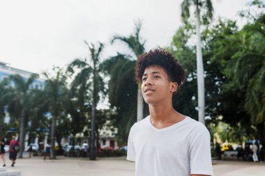 Latin Amerika 'da, Karayipler' de ve Afrikalı Amerikalılar 'da rastalı gençlerin portresi.