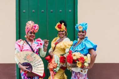 La Havana 'da habano çiçekleri ve tipik kostümlü Kübalı kadın, Latin Amerika' da Afro Karayipler