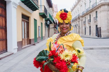 Kübalı kadınlar, La Havana 'da habano çiçekli ve tipik kostümlü kanadalara Latin Amerika' da Afro Karayipli insanlara