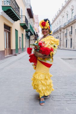 Kübalı kadınlar, La Havana 'da habano çiçekli ve tipik kostümlü kanadalara Latin Amerika' da Afro Karayipli insanlara