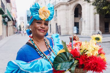 Kübalı kadınlar, La Havana 'da habano çiçekli ve tipik kostümlü kanadalara Latin Amerika' da Afro Karayipli insanlara