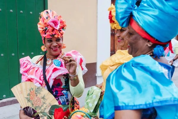 Mujer Cubana Llamada Canasteras Con Flores Habano Traje Típico Habana —  Fotos de Stock