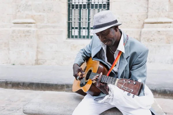 Black Man Musiker Spielt Gitarre Auf Der Straße Havanna Lateinamerika — Stockfoto