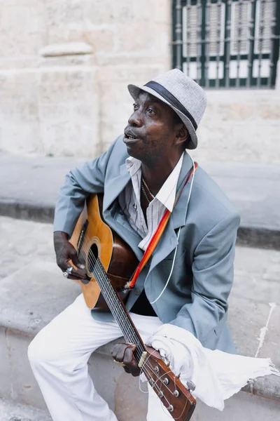 Black Man Musiker Spielt Gitarre Auf Der Straße Havanna Lateinamerika — Stockfoto