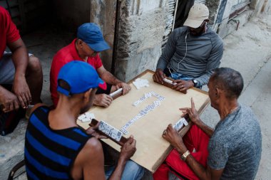 Eski Havana Küba, Karayipler 'de domino oynayan bir grup yaşlı adam.