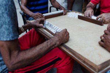Eski Havana Küba, Afro Karayipler 'de domino oynayan bir grup yaşlı adamın elleri.