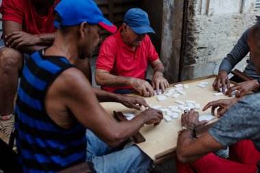 Eski Havana Küba, Karayipler 'de domino oynayan bir grup yaşlı adam.