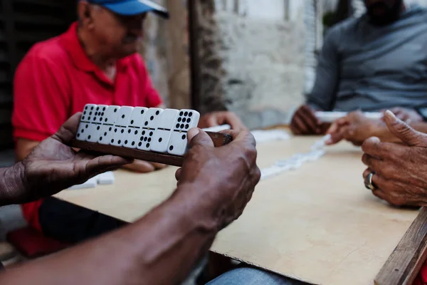 Latijnse Groep Oudere Mannen Die Dominostenen Spelen Oud Havana Cuba — Stockfoto
