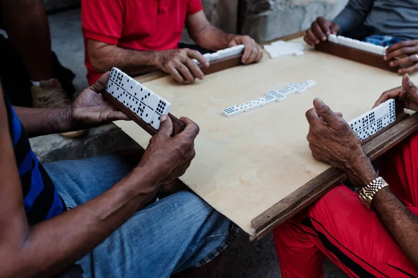 Handen Van Een Groep Oudere Mannen Die Dominostenen Spelen Oud — Stockfoto
