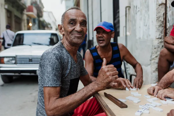 Lateinische Gruppe Älterer Männer Spielt Dominosteine Alt Havanna Kuba Karibische — Stockfoto
