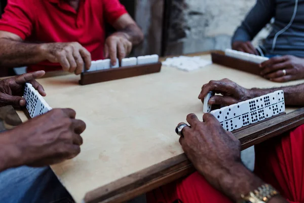 高齢者のグループの手は 古いハバナキューバ アフリカカリブ海の黒人の人々でドミノを果たしている — ストック写真