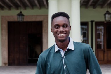 Afro saçlı Afrikalı Amerikalı bir adamın portresi, Latin Amerika 'daki genç Karayipliler.