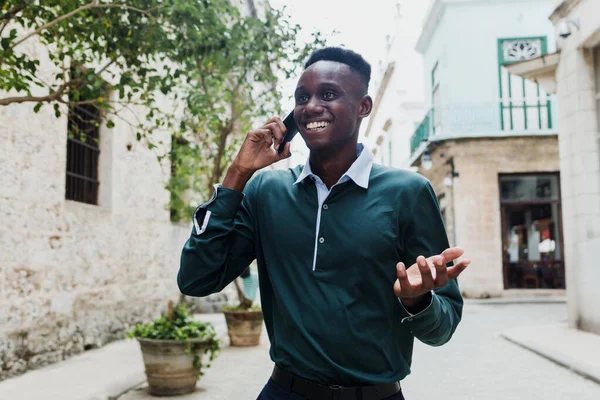 Jovem Afro Americano Falando Usando Telefone Celular Jovens Negros Caribenhos — Fotografia de Stock