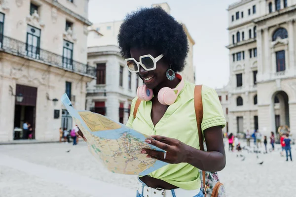 Genç Afro Amerikan Turist Kadın Elinde Harita Karayipli Kız Latin — Stok fotoğraf